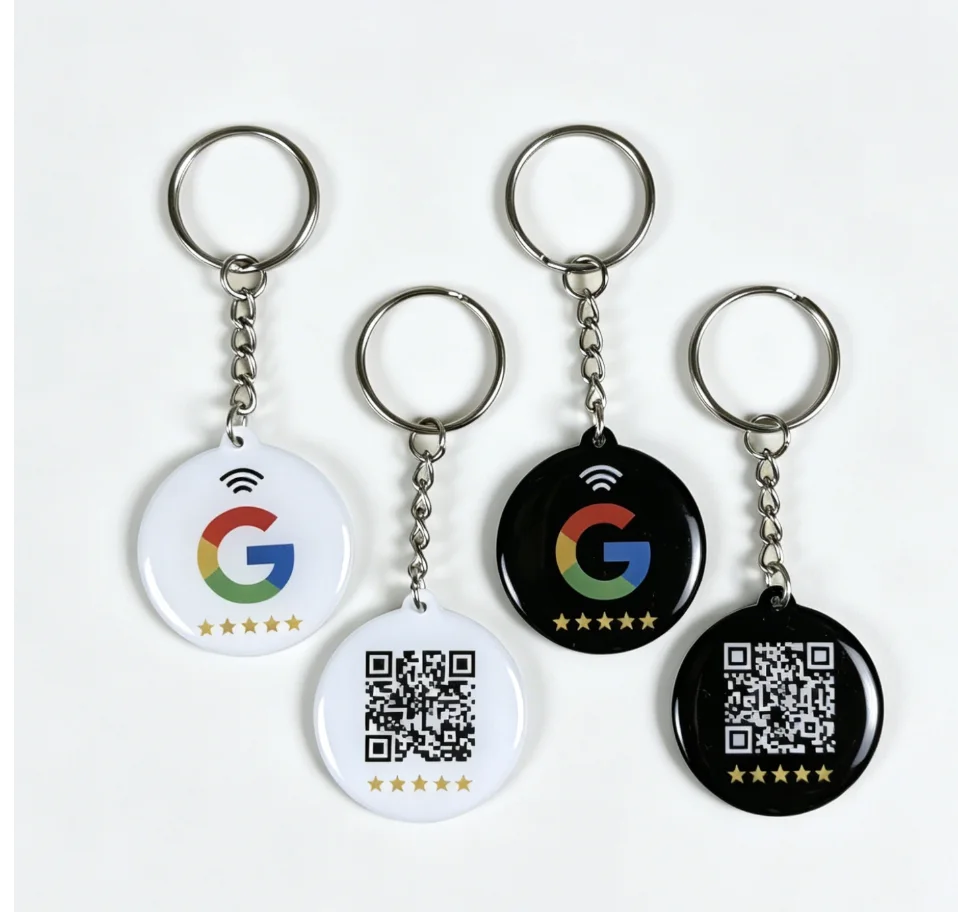 Witte en zwarte NFC-sleutelhangers voor reviewvragen.