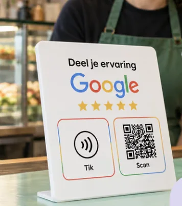 Witte reviewstandaard met NFC- en QR-optie op een horecatoog.